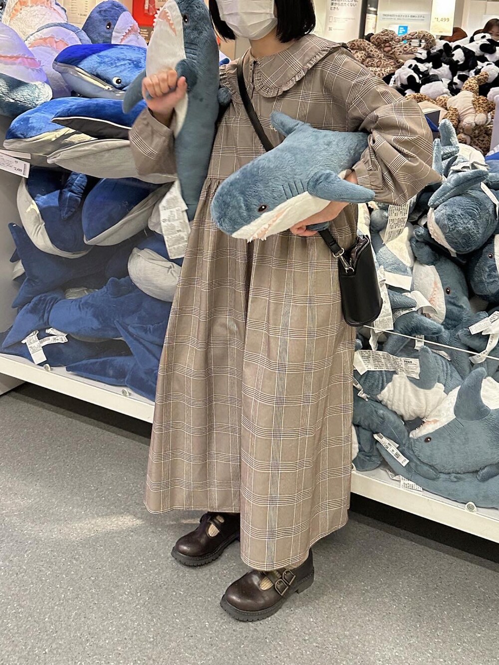 ブラウン系のワンピース、ブラック系のショルダーバッグ、ブラウン系のその他シューズを着用したレディースの秋コーディネートの2枚目の写真