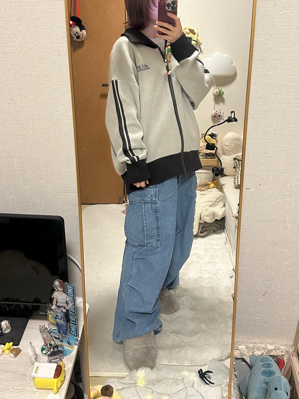 ブラック系のブルゾン、ベージュ系のブルゾン、グリーン系のスニーカーを着用したレディースの春コーディネートの2枚目の写真