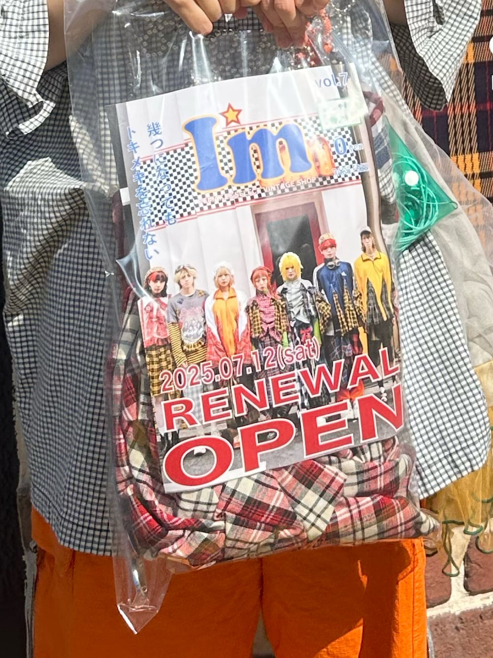 グレー系のショルダーバッグ、ブラック系のスニーカー、ブルー系のシャツ/ブラウスを着用したレディースの夏コーディネートの2枚目の写真