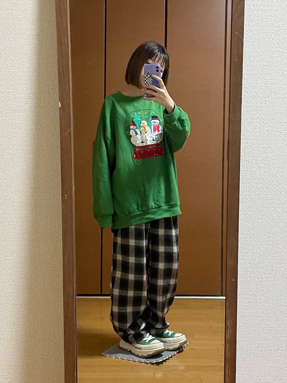 ブラック系のその他パンツ、グリーン系のスニーカー、グリーン系のスウェットを着用したレディースの秋コーディネートの2枚目の写真