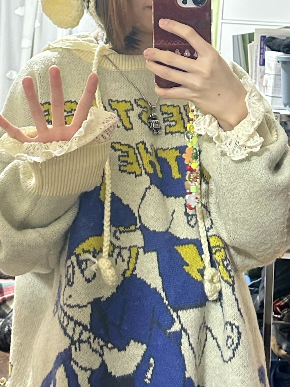 ホワイト系のTシャツ/カットソー、ブラウン系のブルゾン、ブラウン系のその他パンツを着用したレディースの冬コーディネートの2枚目の写真