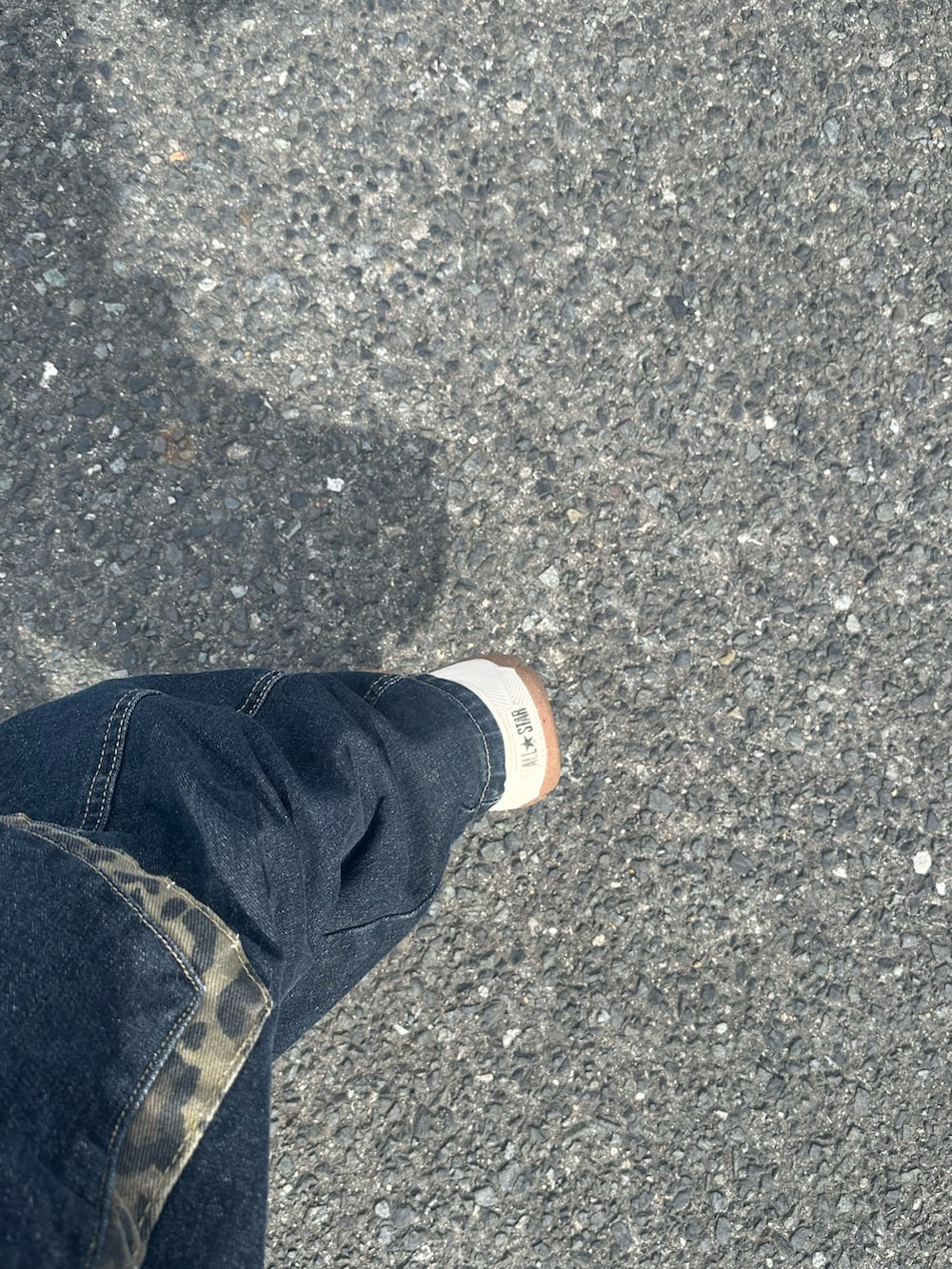 ブラック系のブルゾン、ベージュ系のブルゾン、グリーン系のスニーカーを着用したレディースの春コーディネートの3枚目の写真