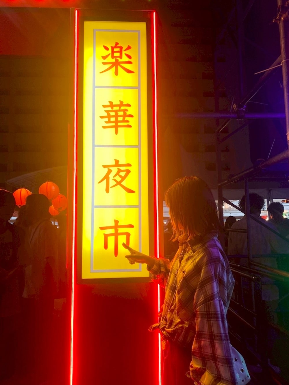 ブラック系のブーツ、ブラック系のデニムパンツ、ホワイト系のシャツ/ブラウスを着用したレディースの秋コーディネートの2枚目の写真