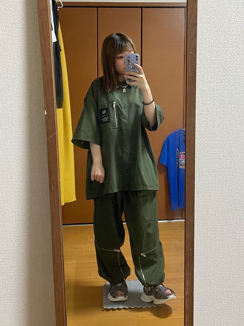 その他のパンツ、ブラック系のサンダル、グリーン系のシャツ/ブラウスを着用したレディースの秋コーディネートの2枚目の写真