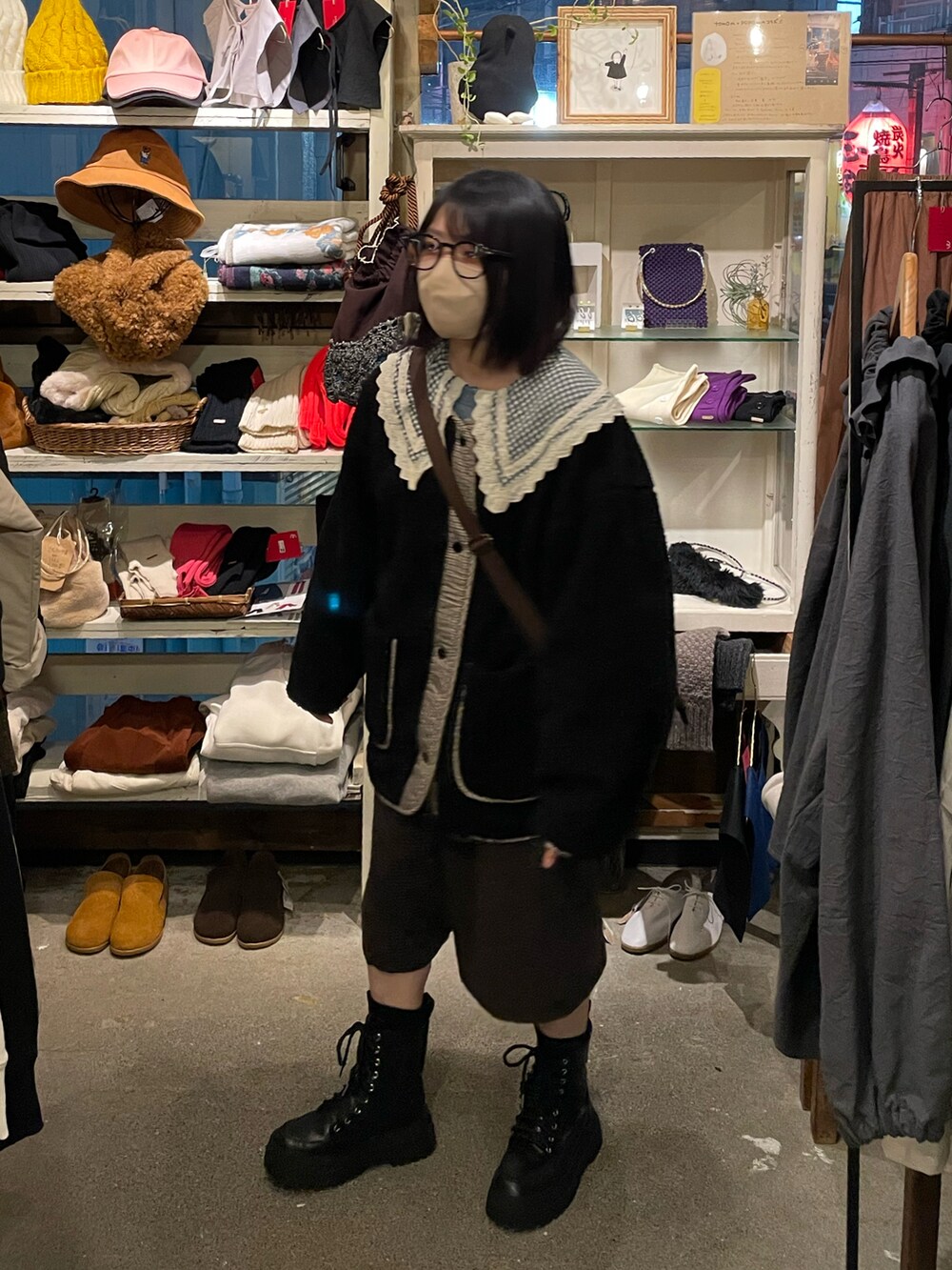 ブラウン系のその他パンツ、ブラック系のブーツ、ブラック系のブルゾンを着用したレディースの冬コーディネートの2枚目の写真