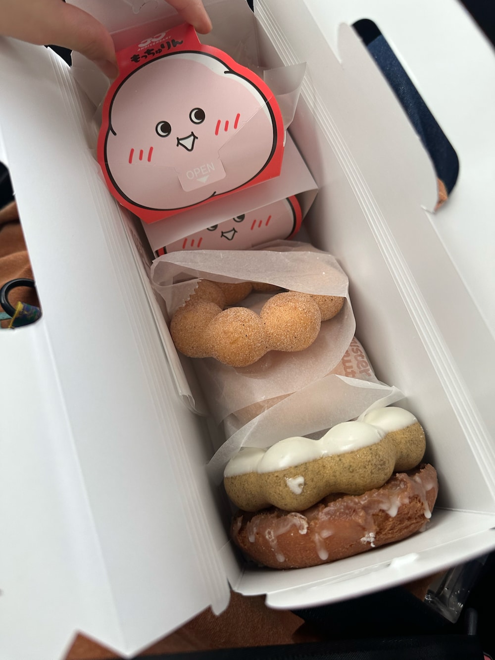 オレンジ系のTシャツ/カットソー、グリーン系のショルダーバッグ、ブルー系のカーゴパンツを着用したレディースの夏コーディネートの3枚目の写真