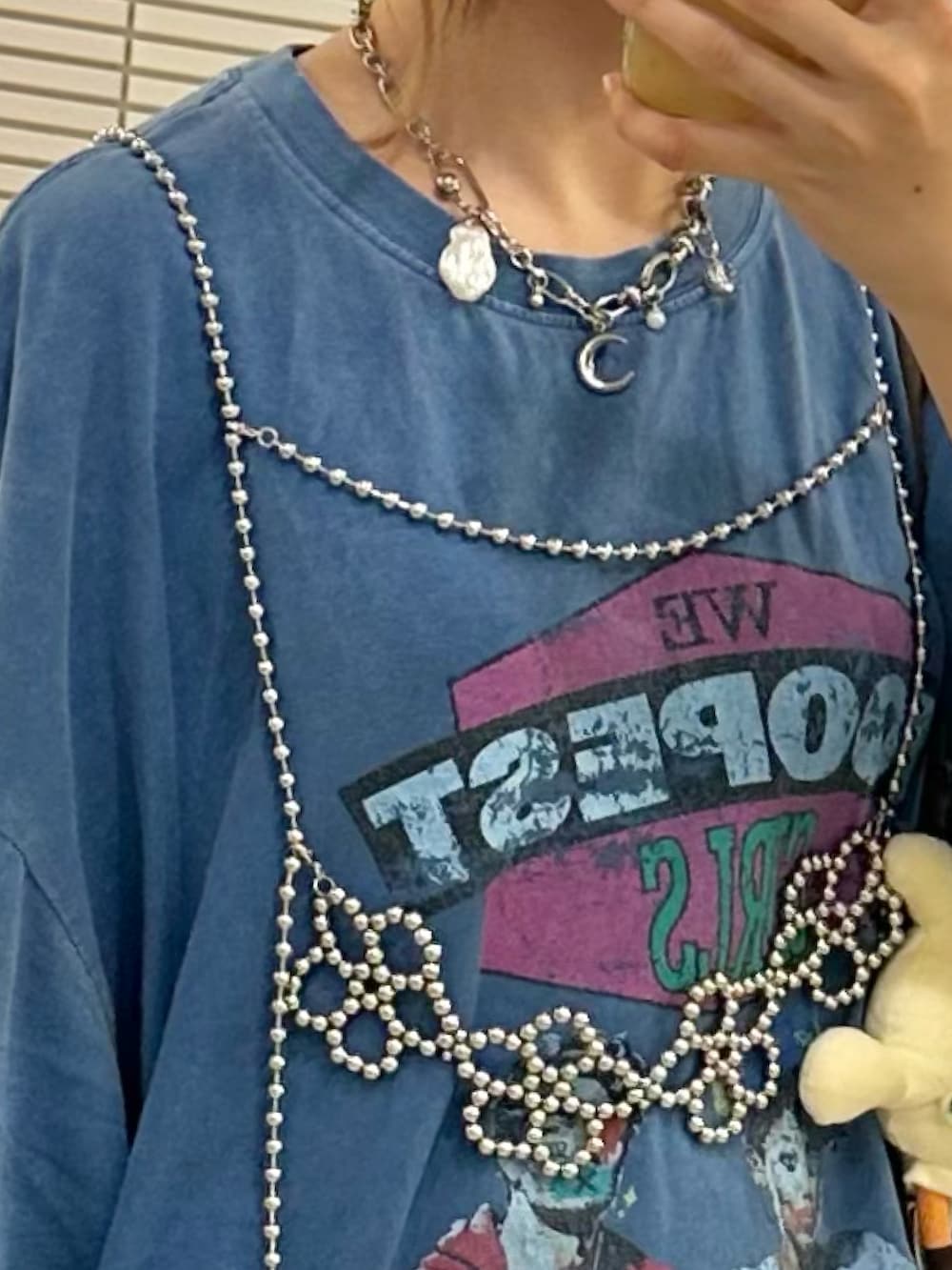 ブルー系のTシャツ/カットソー、グリーン系のスカート、ブラック系のサンダルを着用したレディースの夏コーディネートの3枚目の写真