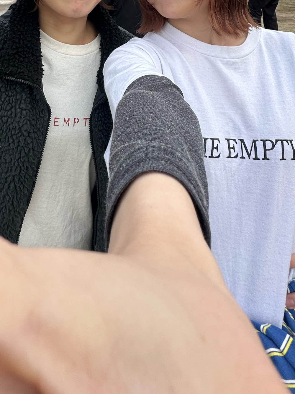 ベージュ系のスニーカー、ブルー系のTシャツ/カットソー、ホワイト系のTシャツ/カットソーを着用したレディースの春コーディネートの2枚目の写真