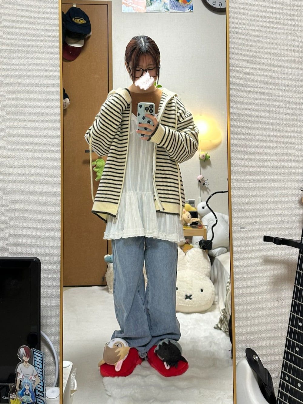 ブルー系のデニムパンツ、ホワイト系のパーカー、ブラウン系のTシャツ/カットソーを着用したレディースの春コーディネートの2枚目の写真