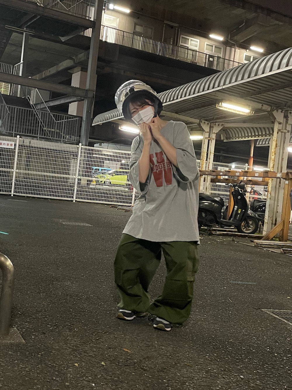 グリーン系のパンツ、ブルー系のスニーカー、グレー系のTシャツ/カットソーを着用したレディースの秋コーディネートの2枚目の写真