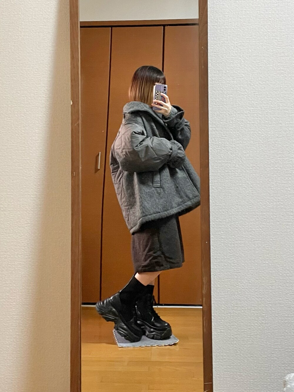 グレー系のカーディガン/ボレロ、ブラウン系のその他パンツ、ブラック系のブーツを着用したレディースの冬コーディネートの2枚目の写真