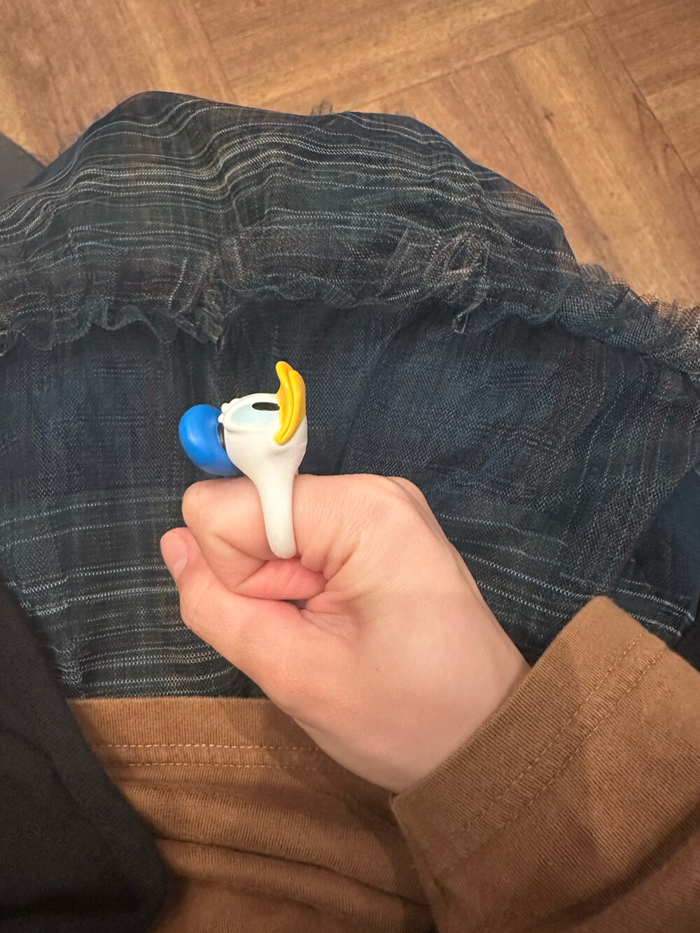 ブラウン系のその他シューズ、グリーン系のスカート、ブラック系のベストを着用したレディースの春コーディネートの2枚目の写真