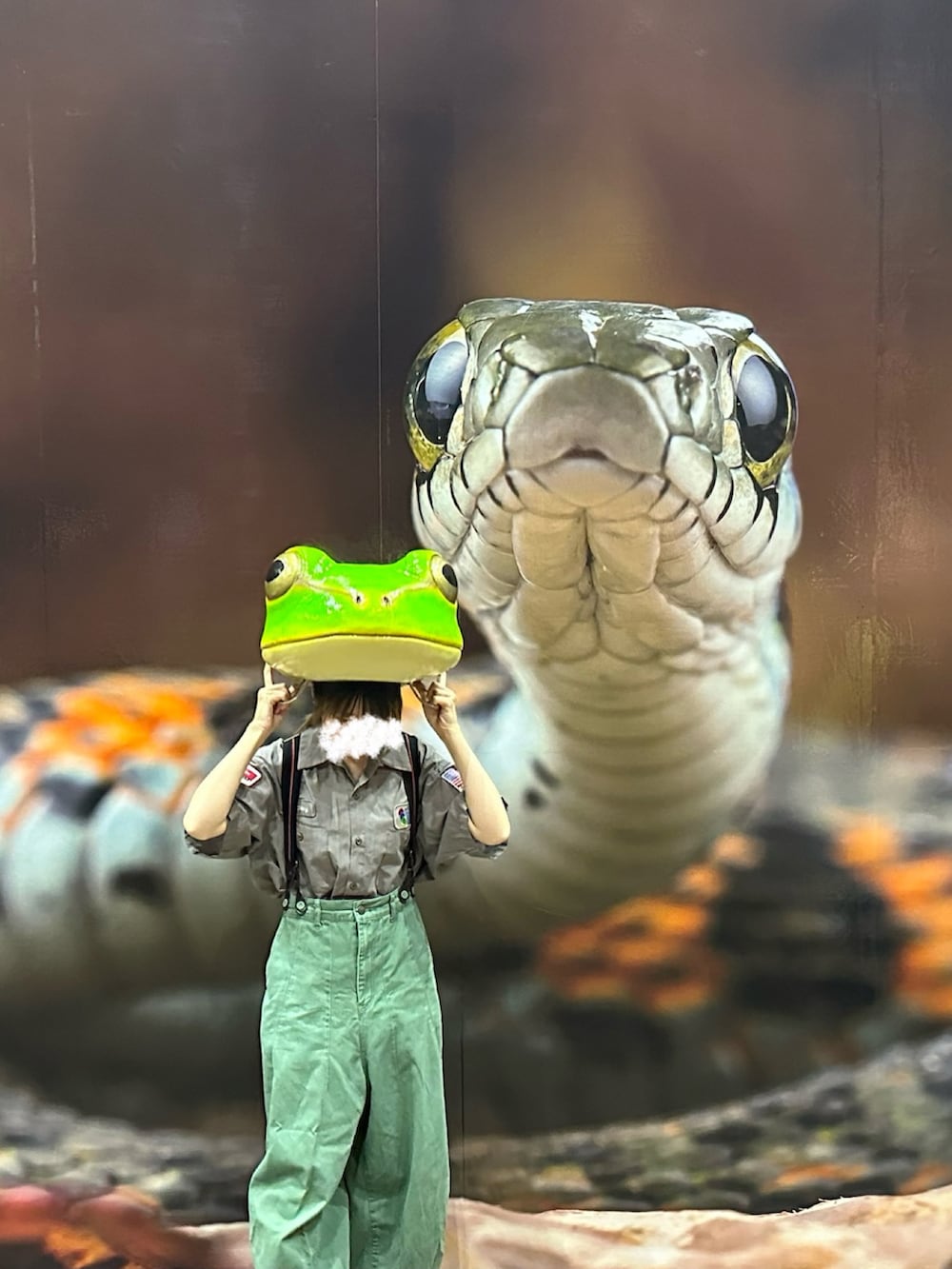 グレー系のシャツ/ブラウス、グリーン系のチノパンツ、ホワイト系のその他を着用したレディースの秋コーディネートの2枚目の写真