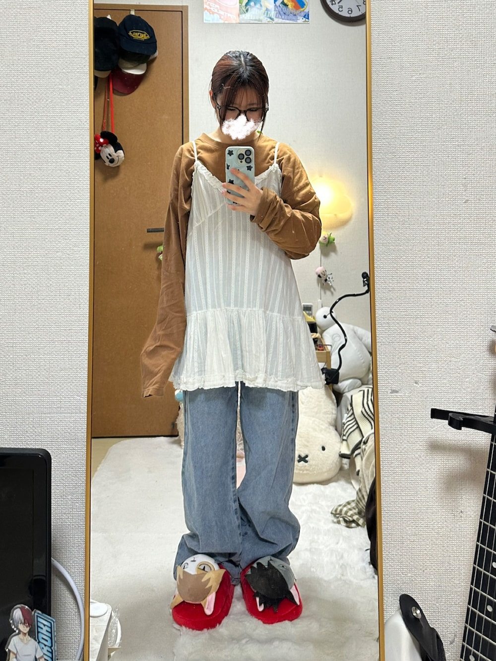 ブルー系のデニムパンツ、ホワイト系のパーカー、ブラウン系のTシャツ/カットソーを着用したレディースの春コーディネートの3枚目の写真