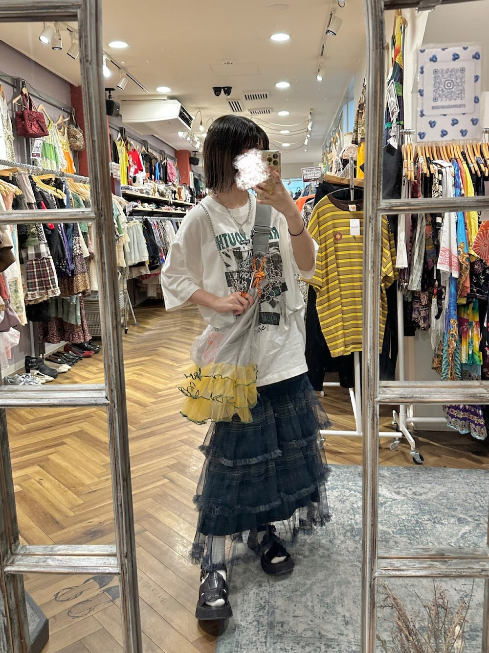 ホワイト系のTシャツ/カットソー、グリーン系のスカート、グレー系のショルダーバッグを着用したレディースの夏コーディネートの2枚目の写真