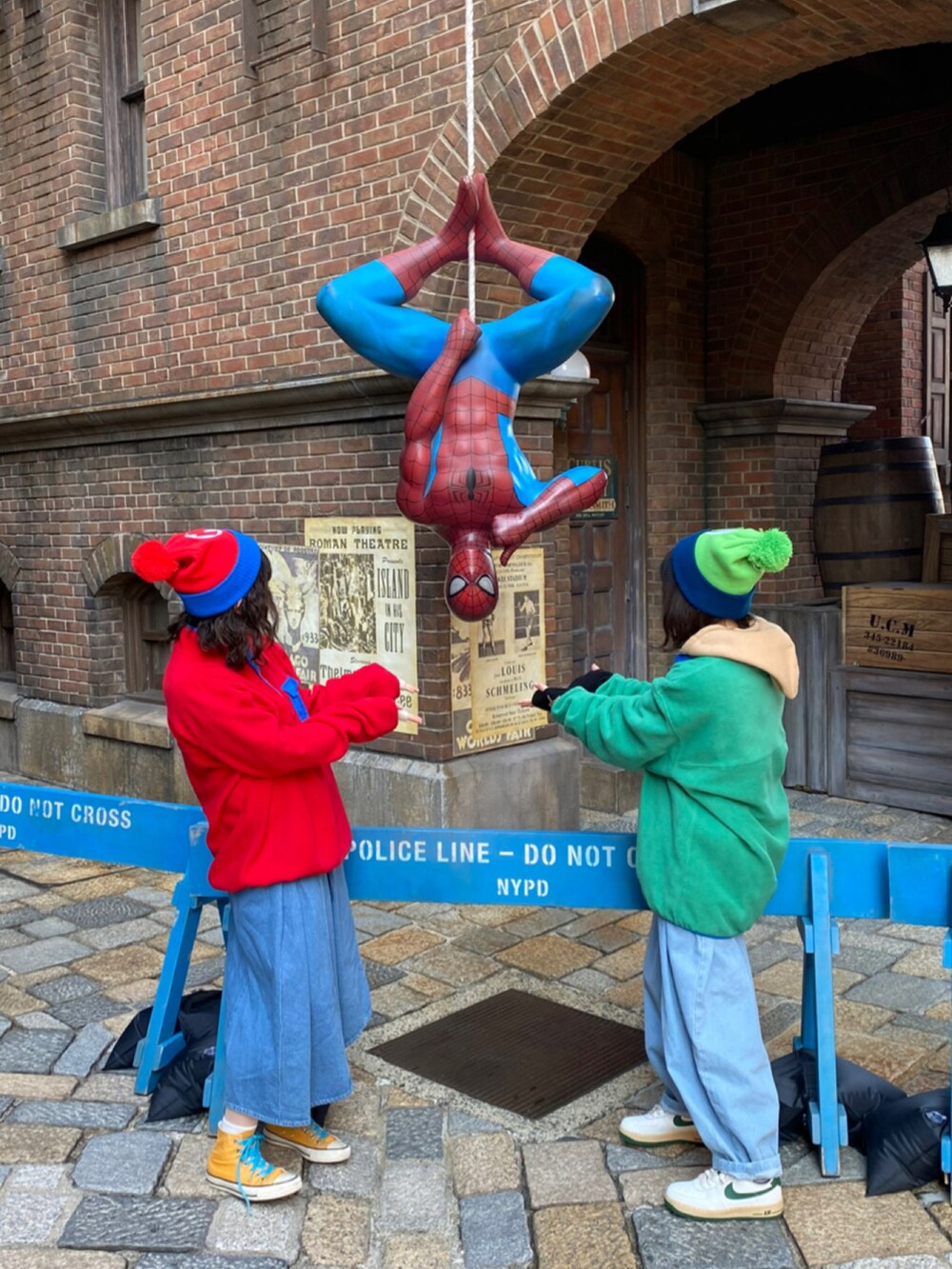 グリーン系のスウェット、レッド系のスウェット、ブルー系のデニムパンツを着用したレディースの冬コーディネートの2枚目の写真