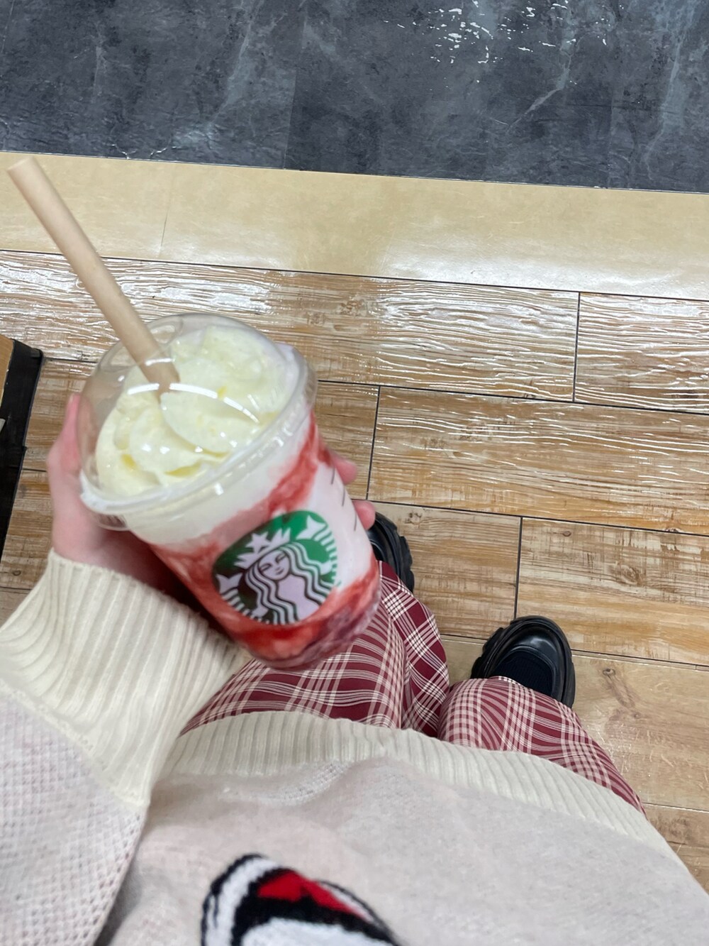 ホワイト系のニット/セーター、レッド系のスラックス、ブラック系のブーツを着用したレディースの冬コーディネートの3枚目の写真