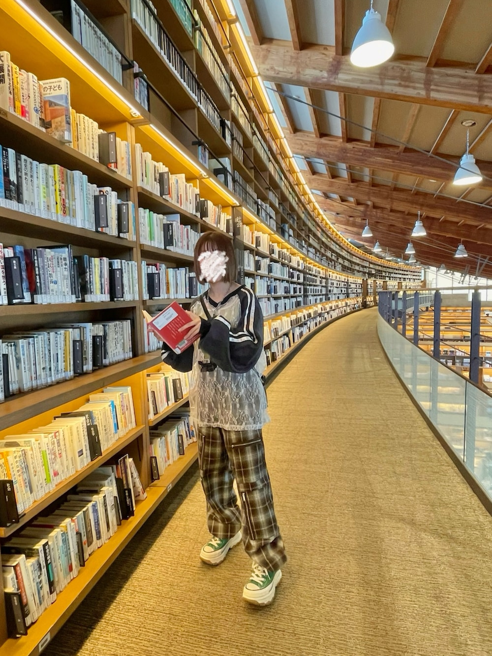 グリーン系のスニーカー、ブラック系のパンツ、ブルー系のTシャツ/カットソーを着用したレディースの秋コーディネートの2枚目の写真