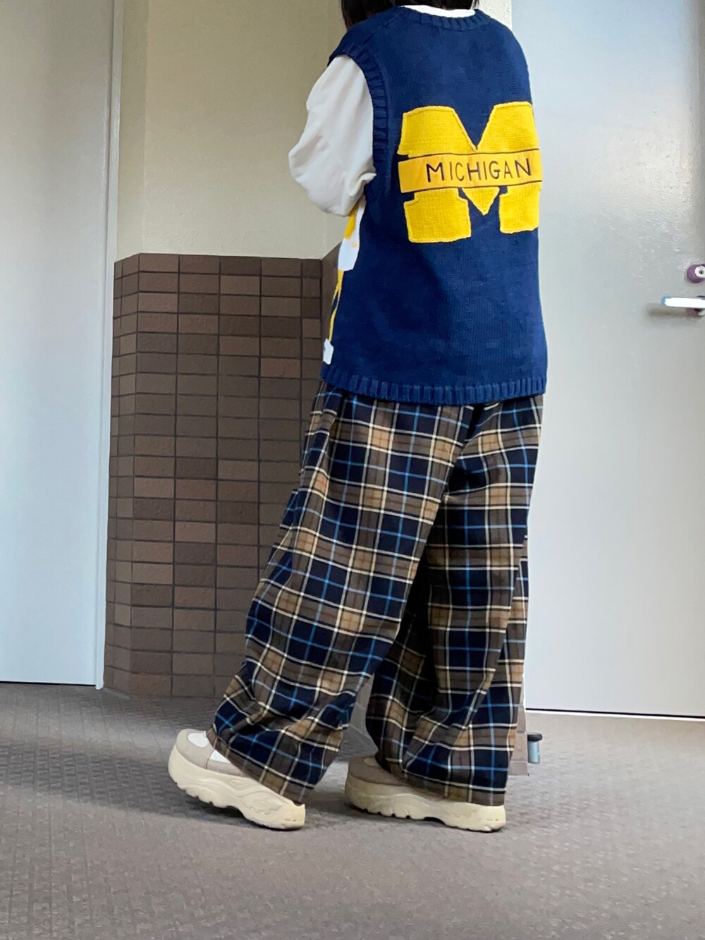 ベージュ系のスニーカー、ブルー系のその他パンツ、ブルー系のベストを着用したレディースの冬コーディネートの2枚目の写真