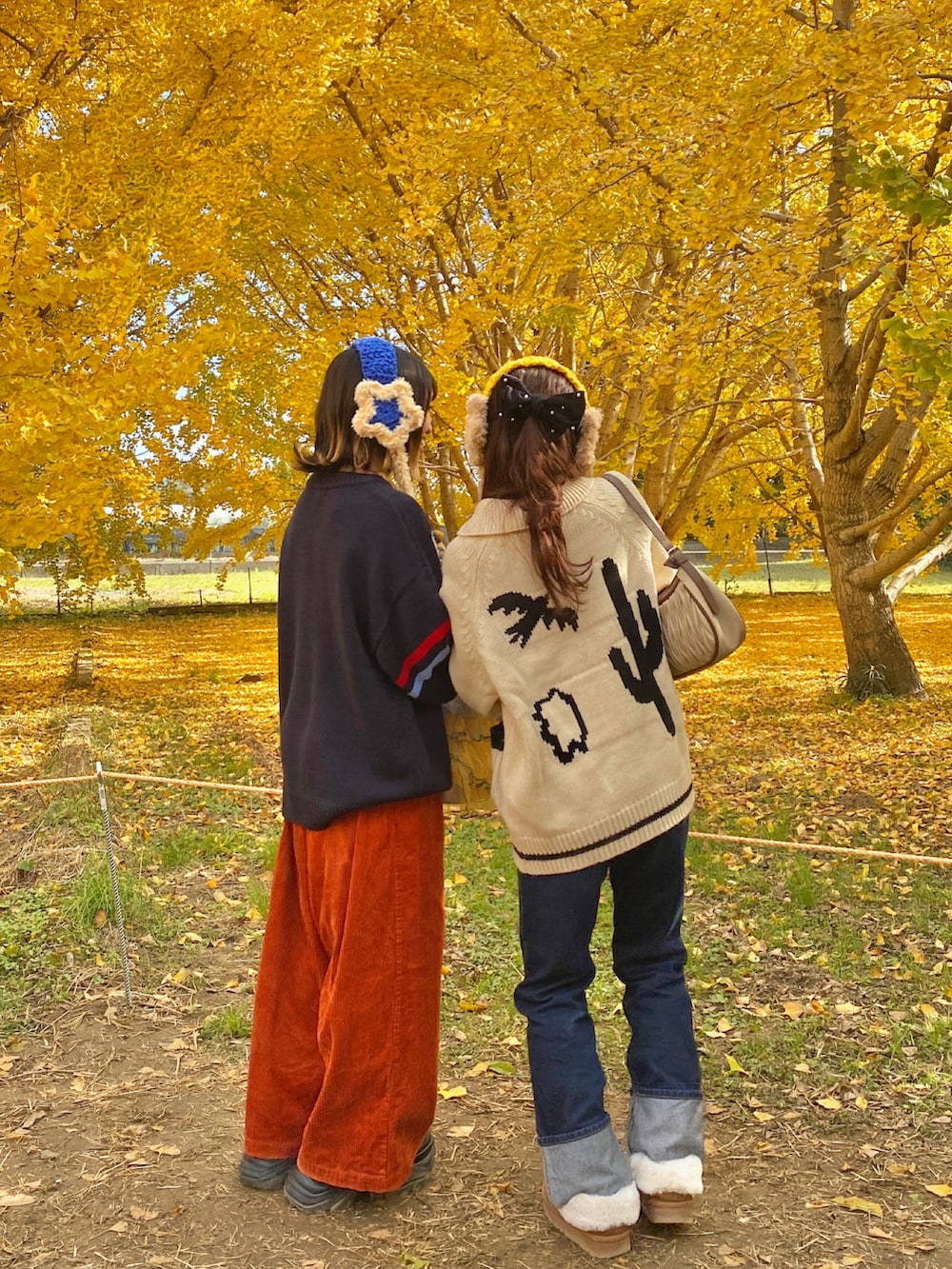 ブルー系のニット/セーター、ブラウン系のその他パンツ、グレー系のショルダーバッグを着用したレディースの冬コーディネートの2枚目の写真