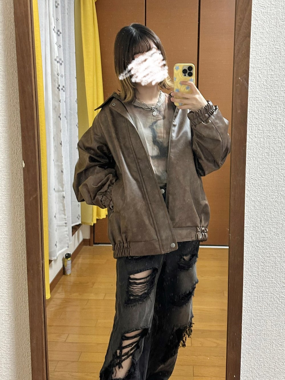 ブラウン系のライダースジャケット、グレー系のその他トップス、ブラック系のデニムパンツを着用したレディースの秋コーディネートの2枚目の写真