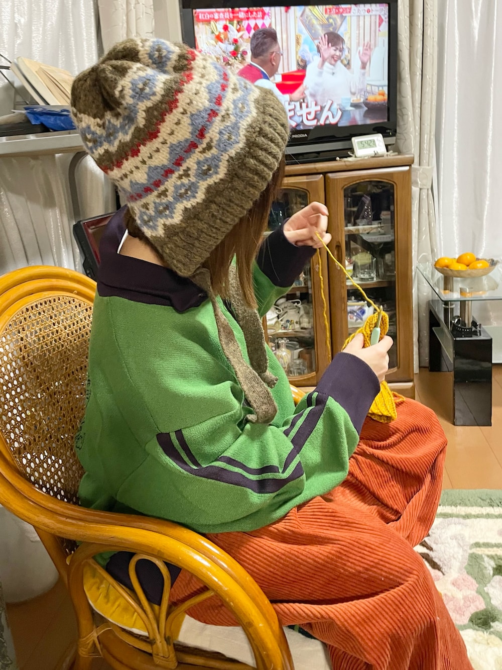 ブラウン系のその他パンツ、グリーン系のブルゾン、ホワイト系のその他を着用したレディースの冬コーディネートの2枚目の写真