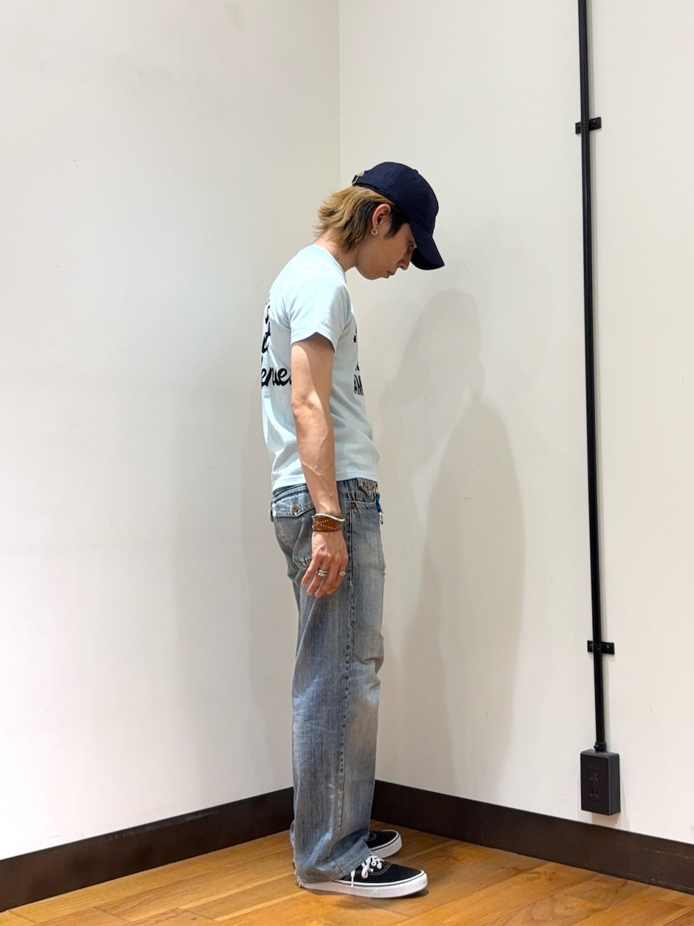 ブルー系のTシャツ/カットソー、ブラック系のスニーカー、ブルー系のキーホルダーを着用したメンズの夏コーディネートの4枚目の写真