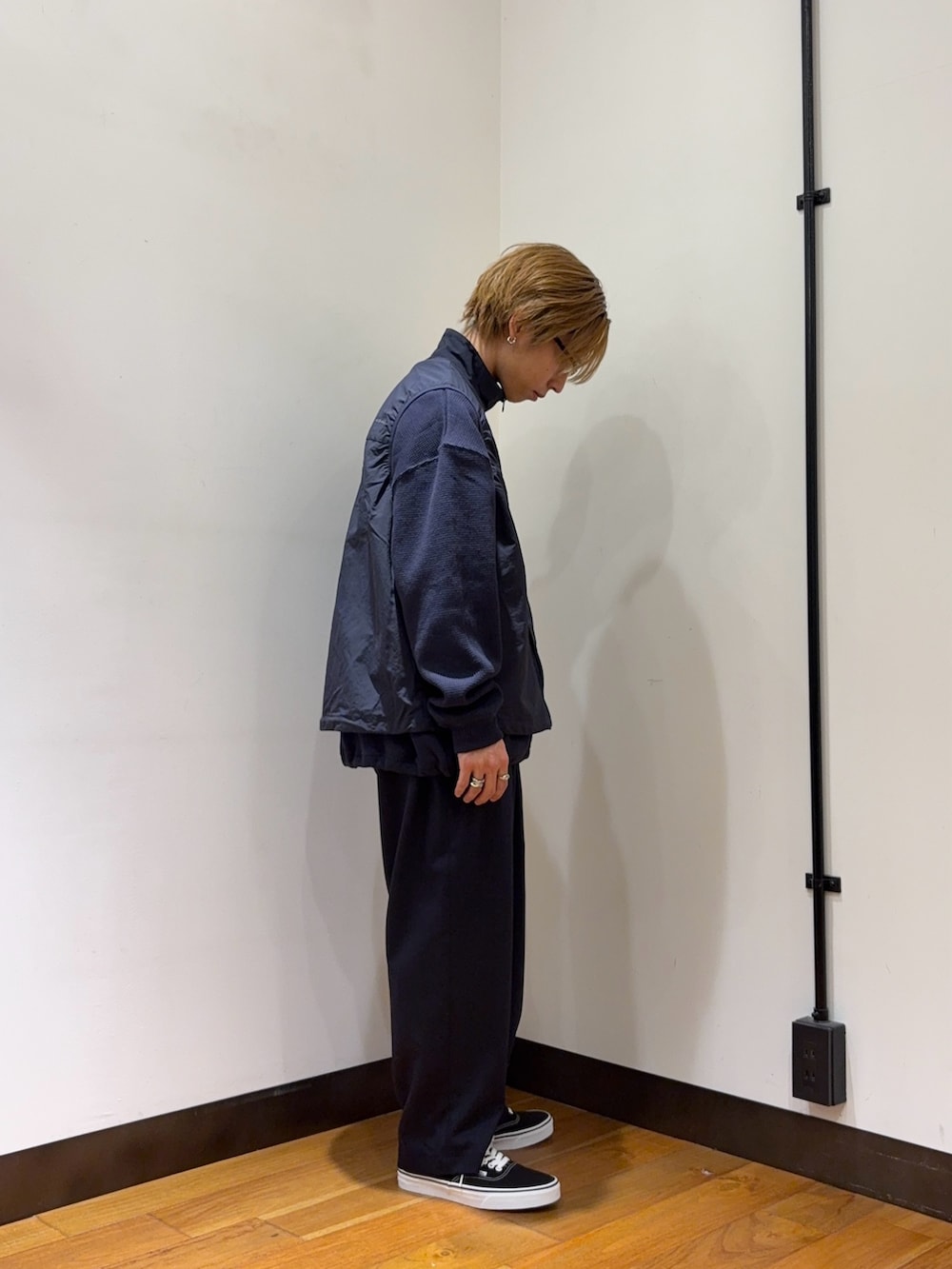 ブルー系のベスト、グレー系のTシャツ/カットソー、ブルー系のその他パンツを着用したメンズの冬コーディネートの4枚目の写真