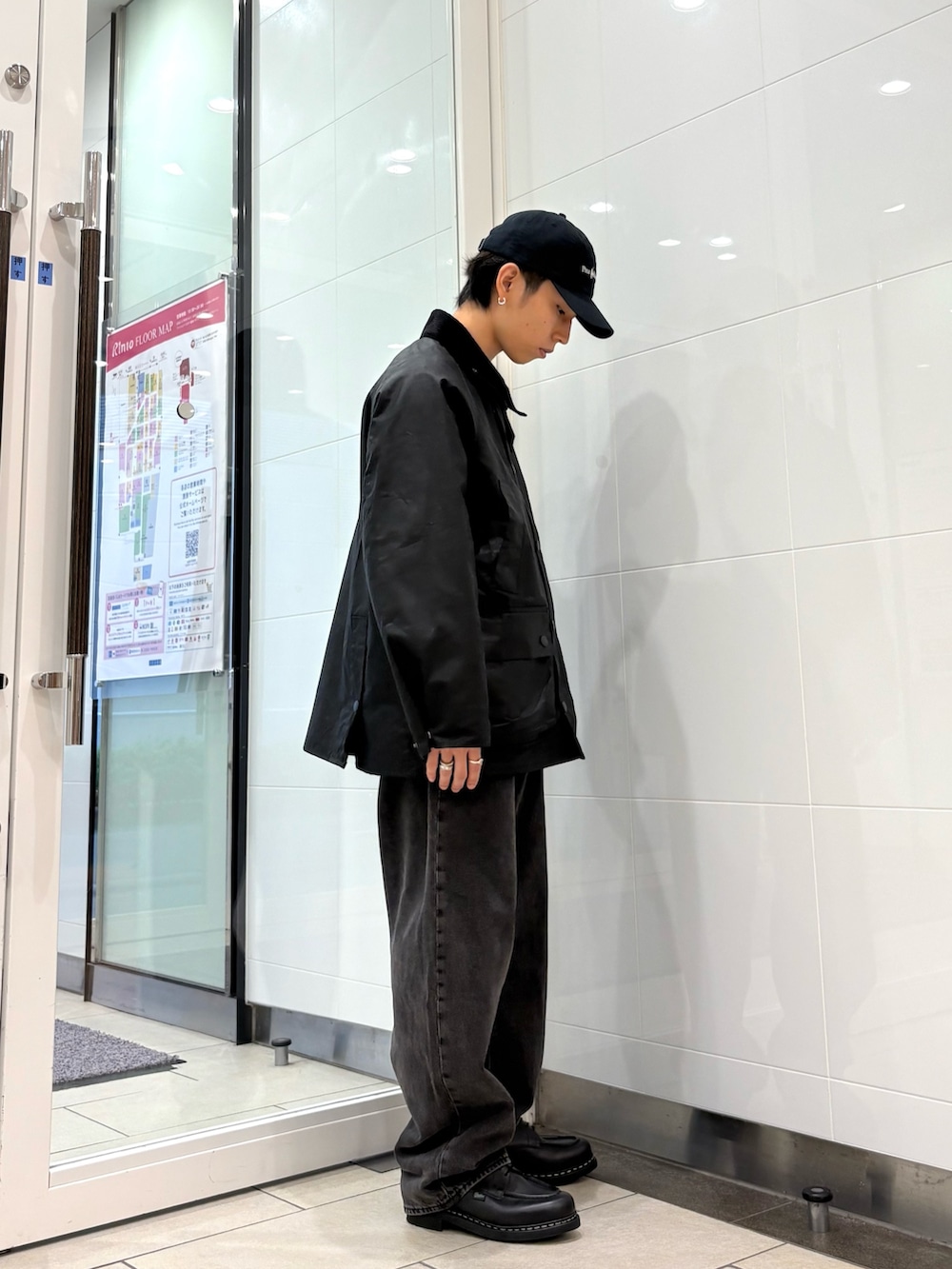 ブラック系のテーラードジャケット、ブラック系のデニムパンツ、ブラック系のドレスシューズを着用したメンズの秋コーディネートの4枚目の写真