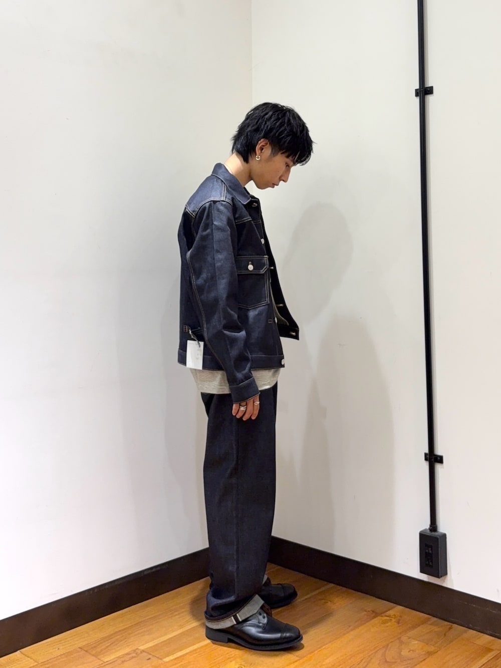 ブルー系のデニムジャケット、ホワイト系のTシャツ/カットソー、ブルー系のデニムパンツを着用したメンズの秋コーディネートの4枚目の写真