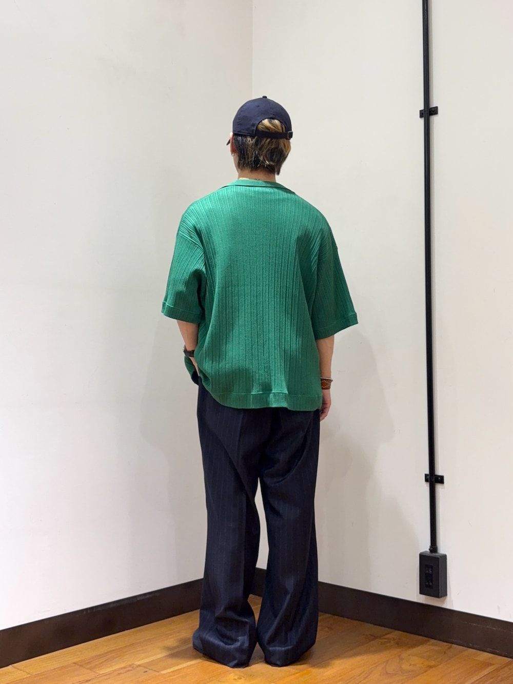 グリーン系のシャツ/ブラウス、ホワイト系のTシャツ/カットソー、ブルー系のその他パンツを着用したメンズの夏コーディネートの3枚目の写真