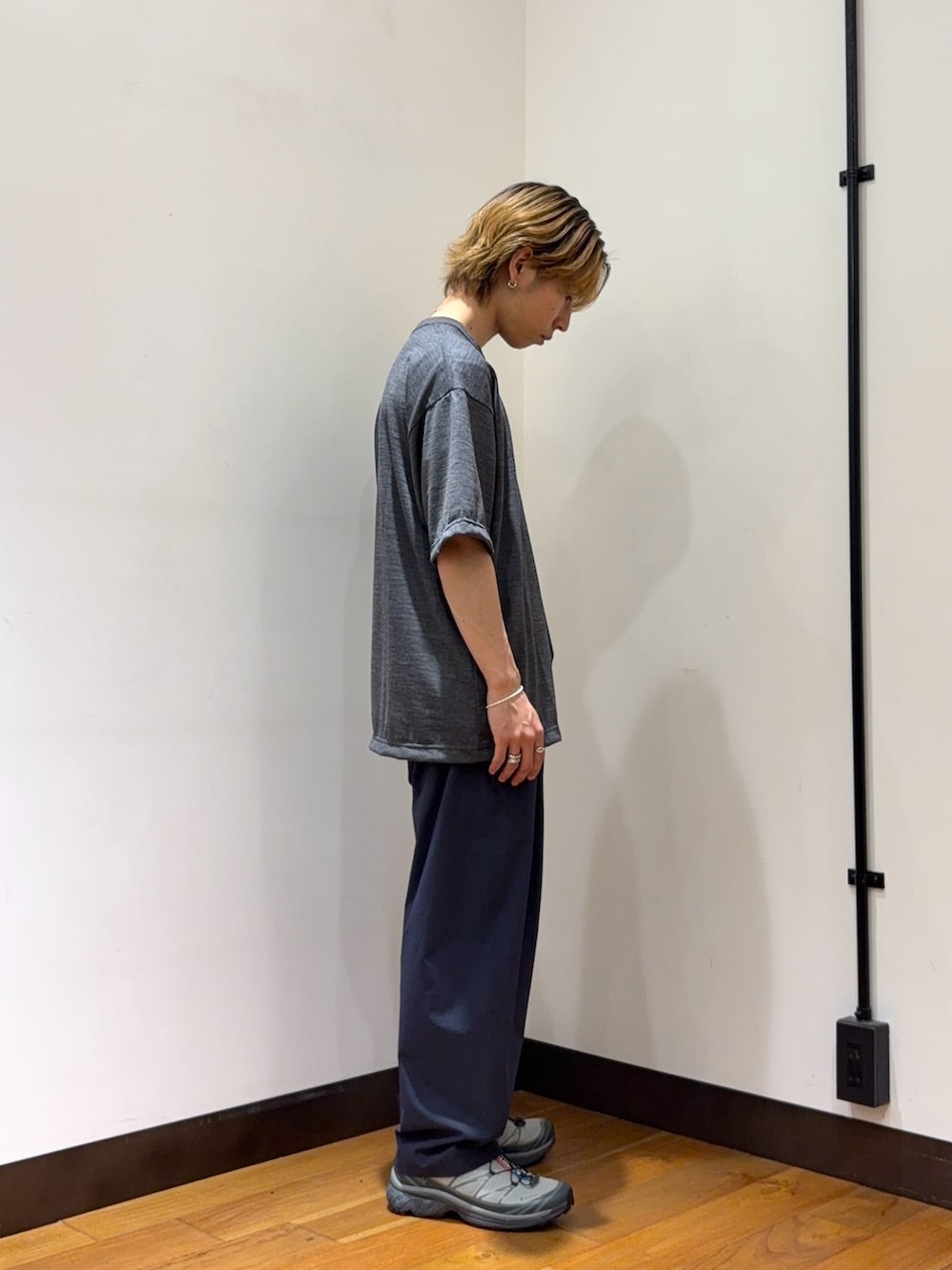 グレー系のTシャツ/カットソー、ブルー系のその他パンツ、グレー系のスニーカーを着用したメンズの春コーディネートの4枚目の写真