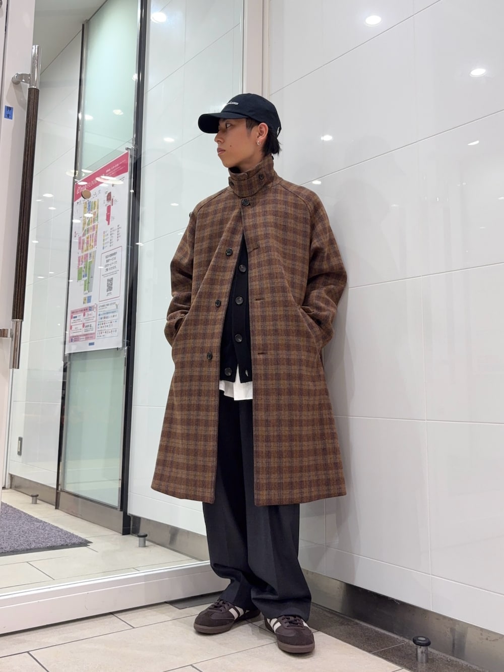 その他のステンカラーコート、ホワイト系のシャツ/ブラウス、ブラック系のカーディガン/ボレロを着用したメンズの冬コーディネートの5枚目の写真