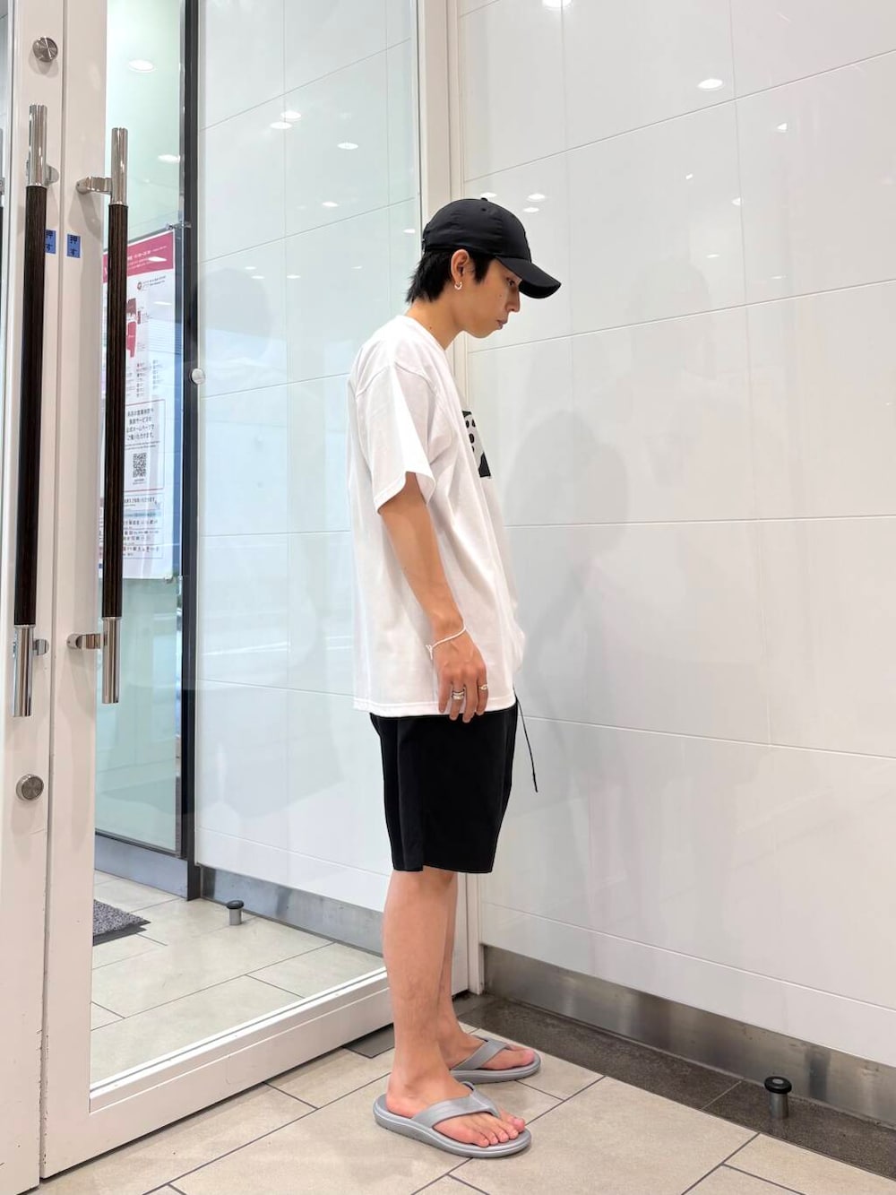 「ビッグシルエット、カジュアル、モノトーン、オーバーサイズ、ワントーン、低身長、夏コーデ、20代、ビーチサンダル、サンダルコーデ、シルバーアクセサリー、キャップコーデ、旅行コーデ、アーバンスタイル、暑い」｜「GramicciのGramicci / LOWERCASE　NYLON LOOSE SHORT（その他パンツ、ブラック系）」を使った、オタケさん（メンズ・162cm）の夏コーディネートの4枚目の写真