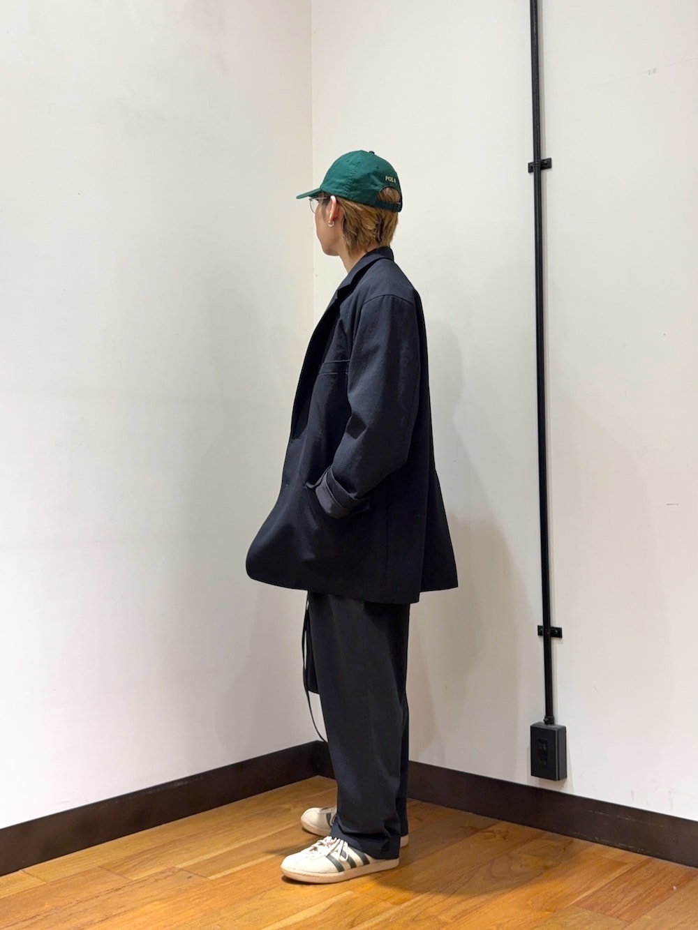 ブラック系のその他アウター、ブラック系のTシャツ/カットソー、ブラック系のその他パンツを着用したメンズの春コーディネートの2枚目の写真