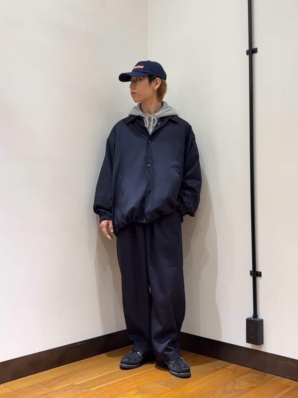 ブルー系のその他アウター、ブルー系のその他パンツを着用したメンズの冬コーディネートの2枚目の写真