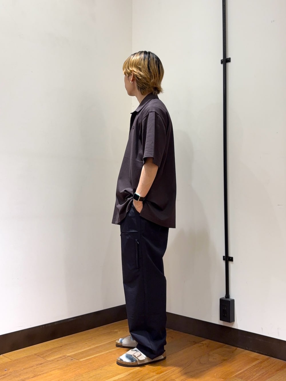 ブラウン系のシャツ/ブラウス、ブルー系のその他パンツ、ベージュ系のサンダルを着用したメンズの春コーディネートの2枚目の写真