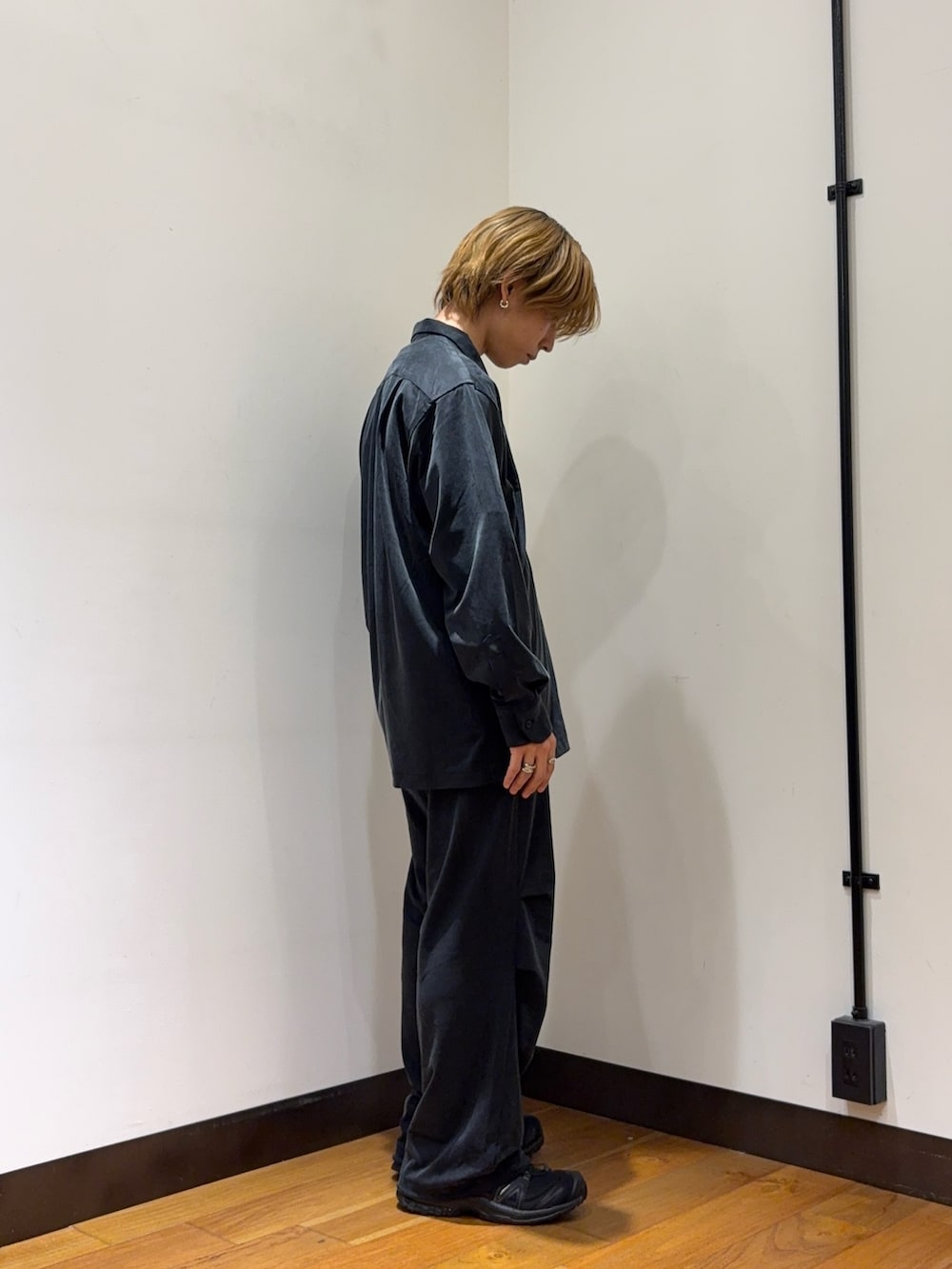 ブラック系のシャツ/ブラウス、ブラック系のその他パンツ、ホワイト系のTシャツ/カットソーを着用したメンズの春コーディネートの4枚目の写真