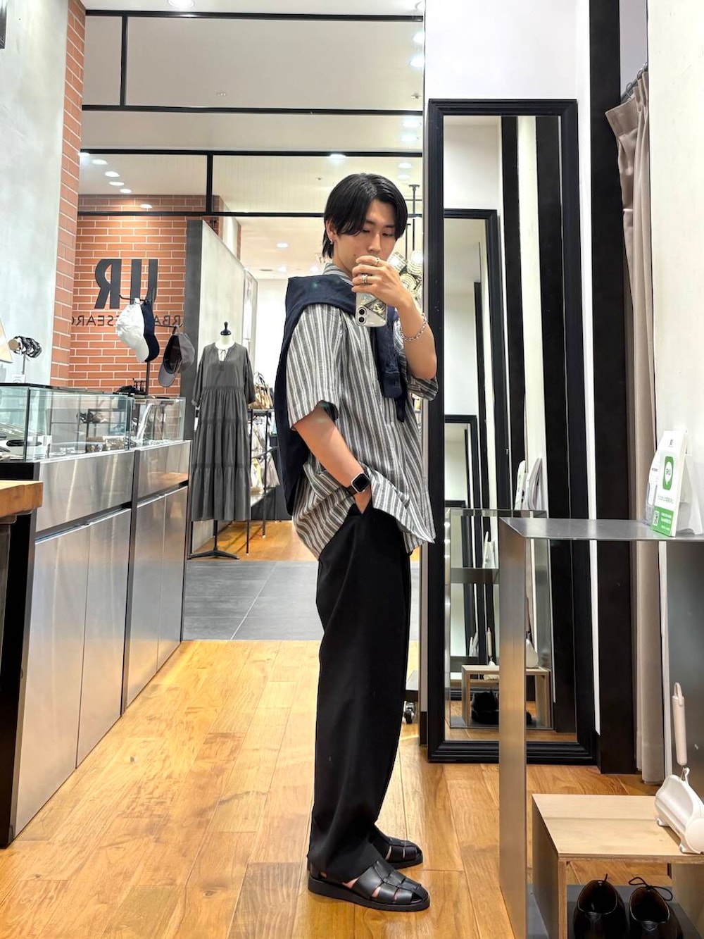 「シャツスタイル、ビッグシルエット、キレイめ、スラックス、オーバーサイズ、デートコーデ、革靴、ワントーン、リラックススタイル、URBANRESEARCH、シンプルコーデ、低身長、夏コーデ、休日スタイル、20代」｜「URBAN RESEARCHのウォッシャブルウールサイロフィルスラックス（その他パンツ、ブラック系）」を使った、オタケさん（メンズ・162cm）の夏コーディネートの3枚目の写真
