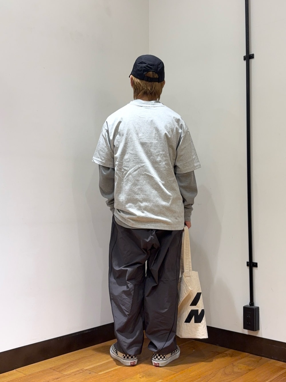 グレー系のTシャツ/カットソー、グレー系のTシャツ/カットソー、グレー系のその他パンツを着用したメンズの春コーディネートの3枚目の写真