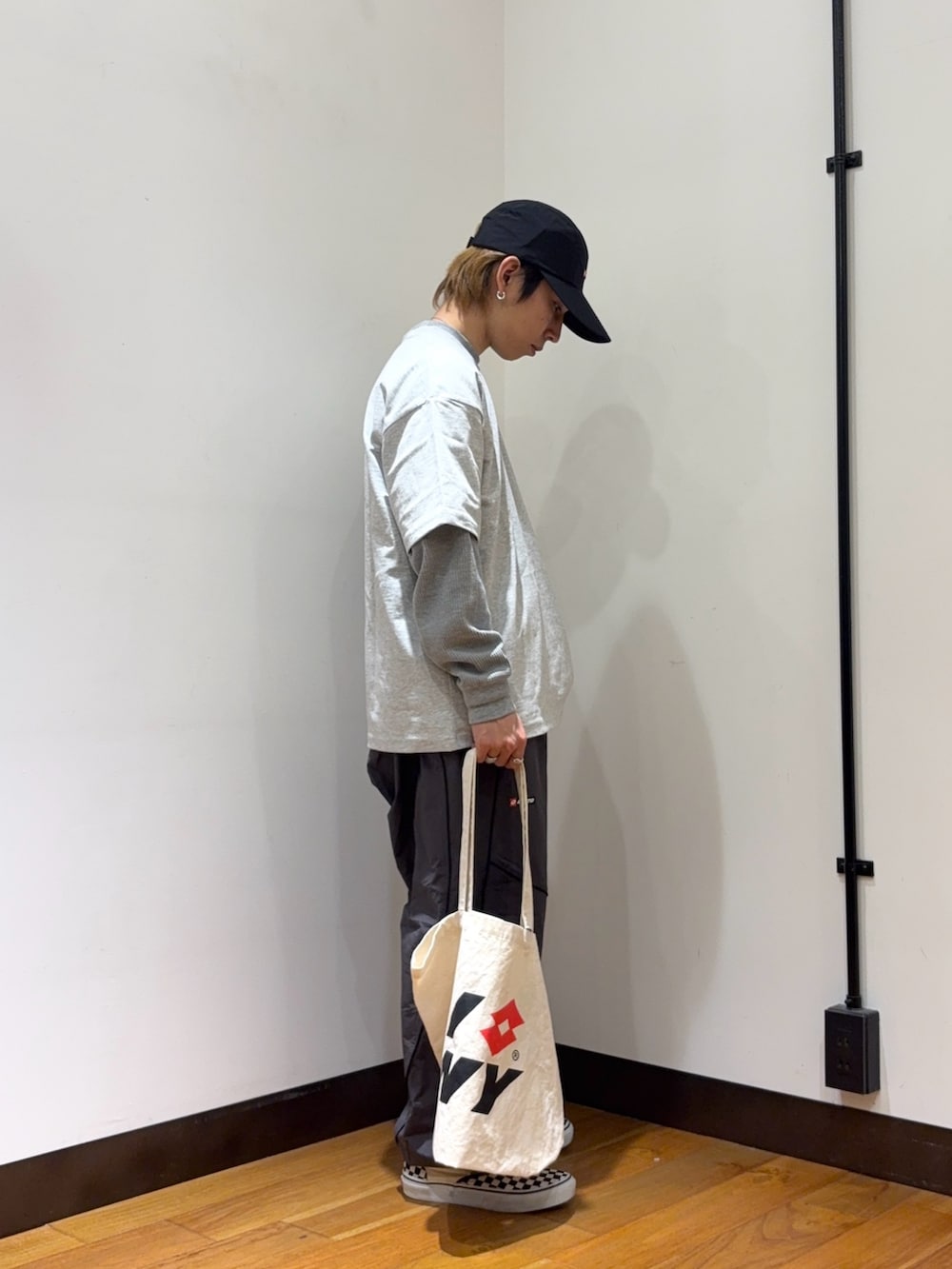 グレー系のTシャツ/カットソー、グレー系のTシャツ/カットソー、グレー系のその他パンツを着用したメンズの春コーディネートの4枚目の写真