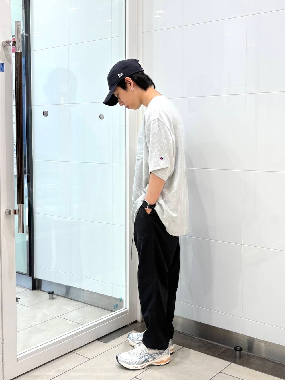 ブラック系のその他パンツ、グレー系のTシャツ/カットソー、ブルー系のキャップを着用したメンズの夏コーディネートの2枚目の写真