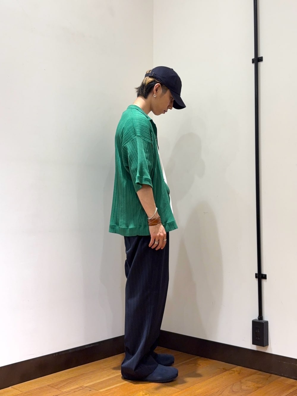 グリーン系のシャツ/ブラウス、ホワイト系のTシャツ/カットソー、ブルー系のその他パンツを着用したメンズの夏コーディネートの4枚目の写真