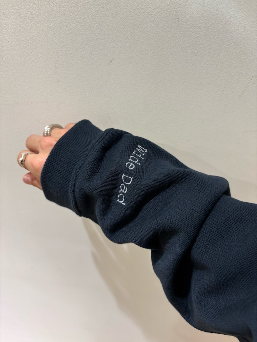 ブルー系のスウェット、ブルー系のその他パンツ、ブラック系のスニーカーを着用したメンズの冬コーディネートの6枚目の写真