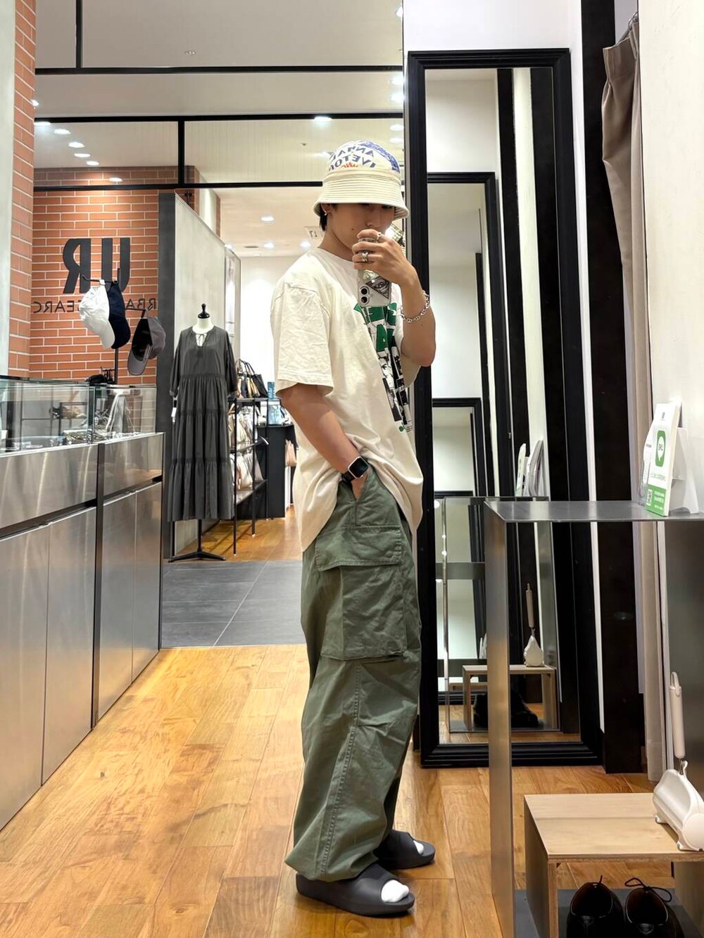 グリーン系のその他パンツ、グレー系のサンダル、ホワイト系のTシャツ/カットソーを着用したメンズの夏コーディネートの3枚目の写真