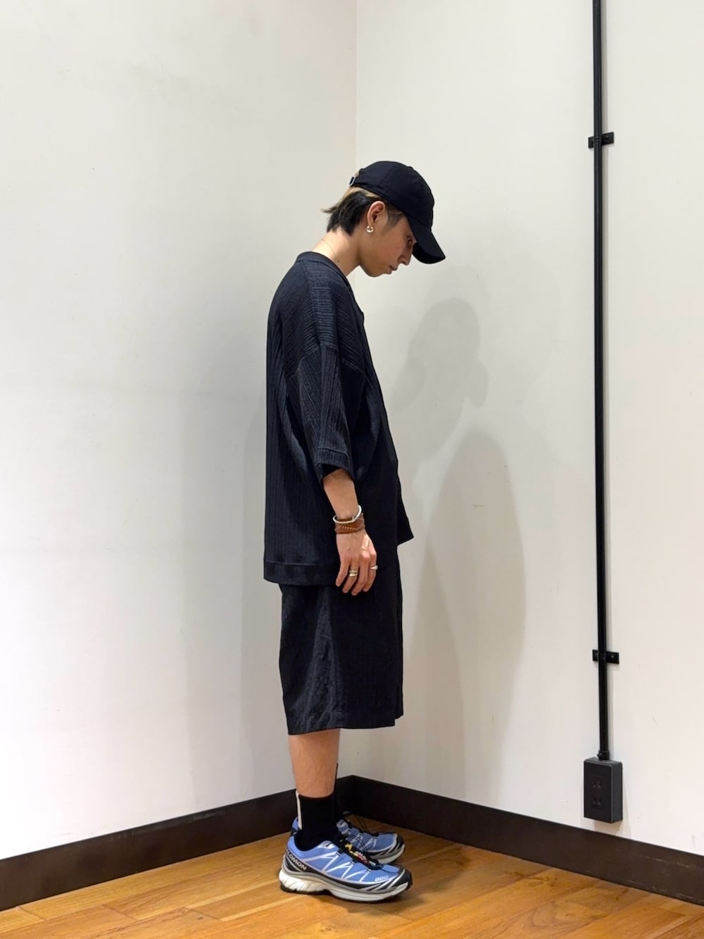 ブラック系のシャツ/ブラウス、その他のその他パンツ、ブルー系のスニーカーを着用したメンズの夏コーディネートの4枚目の写真