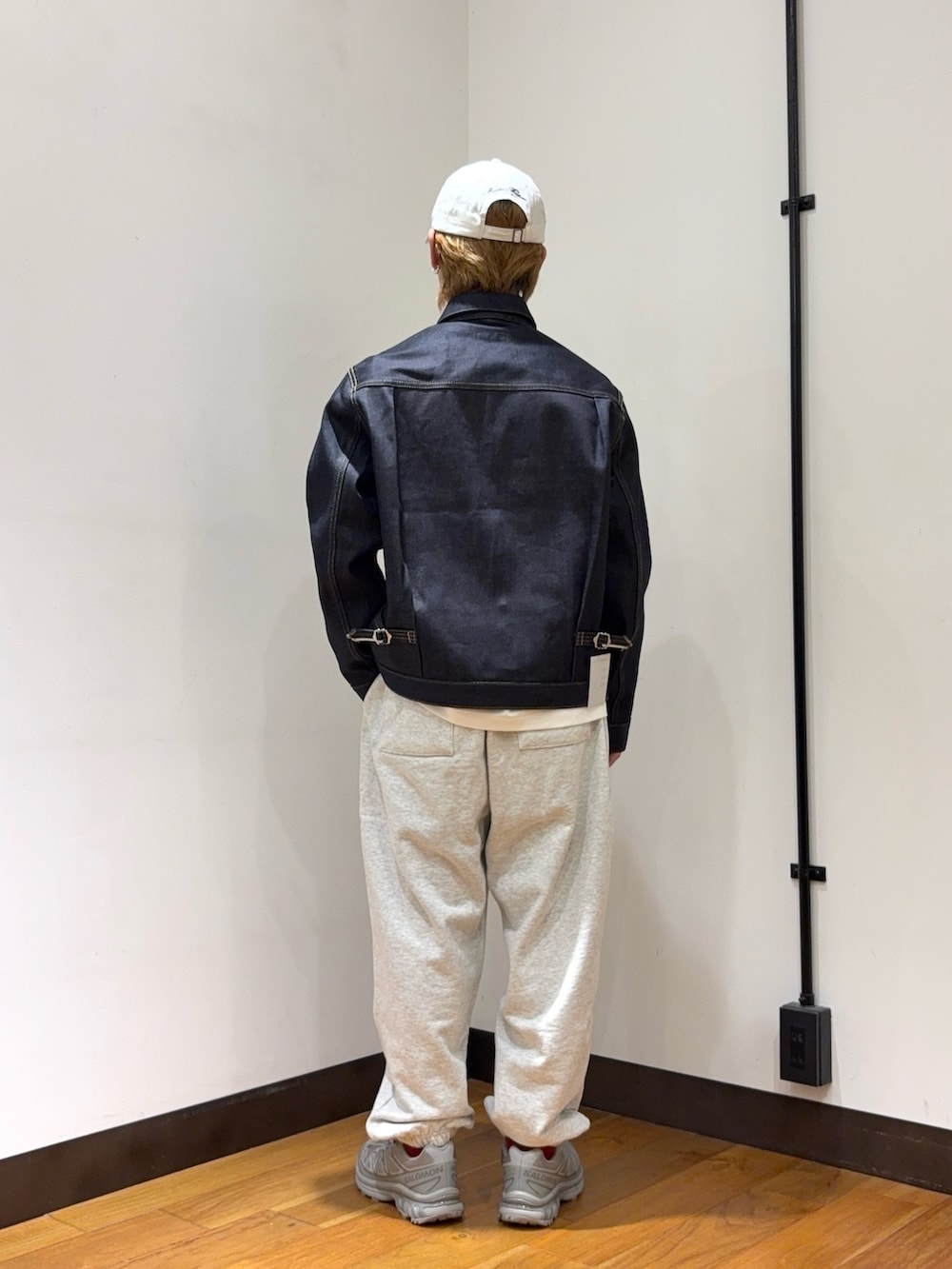 ブルー系のデニムジャケット、ホワイト系のTシャツ/カットソー、グレー系のその他パンツを着用したメンズの春コーディネートの3枚目の写真