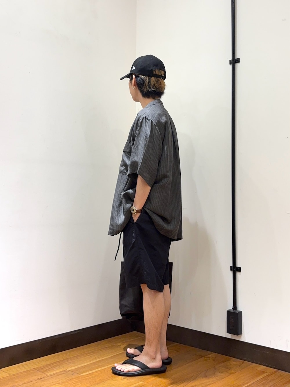 ブラック系のシャツ/ブラウス、その他のTシャツ/カットソー、ブラック系のその他パンツを着用したメンズの夏コーディネートの3枚目の写真