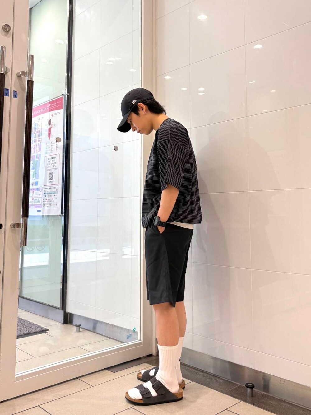 グレー系のサンダル、ブラック系のTシャツ/カットソー、グレー系のその他パンツを着用したメンズの夏コーディネートの3枚目の写真