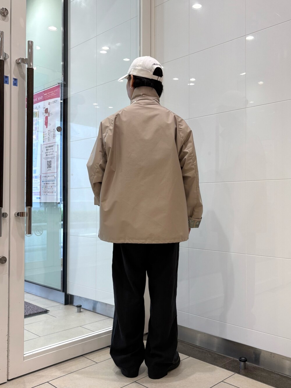 ベージュ系のナイロンジャケット、ブラック系のその他パンツ、ブラック系のその他シューズを着用したメンズの夏コーディネートの7枚目の写真